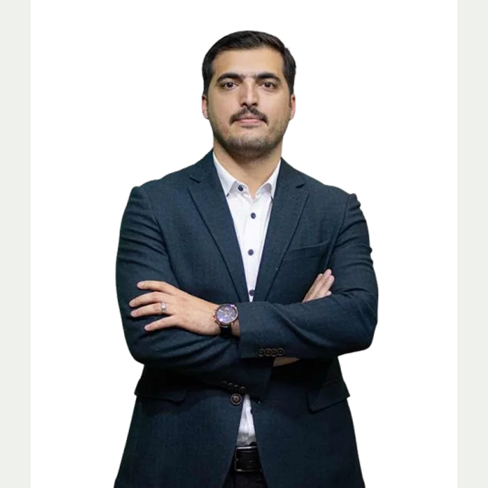 تصویر امیرعلی حاتم‌خانی، مدرس فیزیک