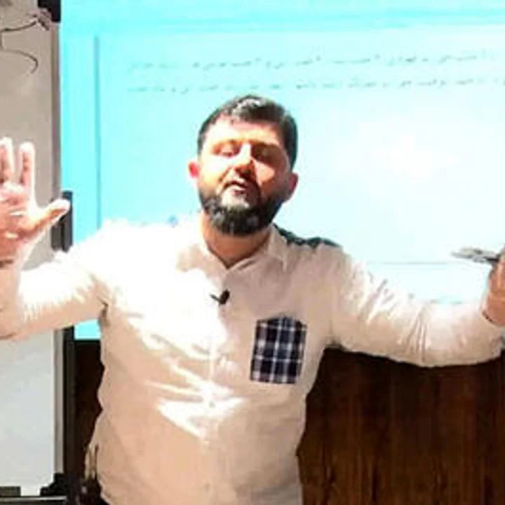 تصویر احسان ایزدپناه، مدرس ریاضی و حسابان