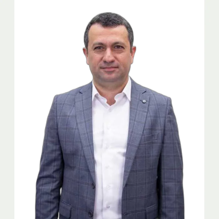 تصویر مهرداد عباسپور، مدرس ریاضی و حسابان