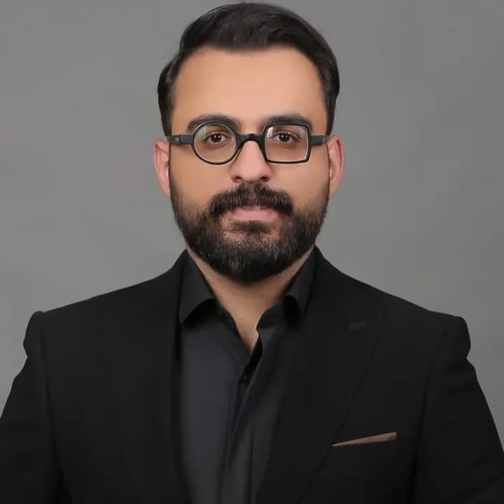 تصویر پوریا خیراندیش، مدرس زیست‌شناسی